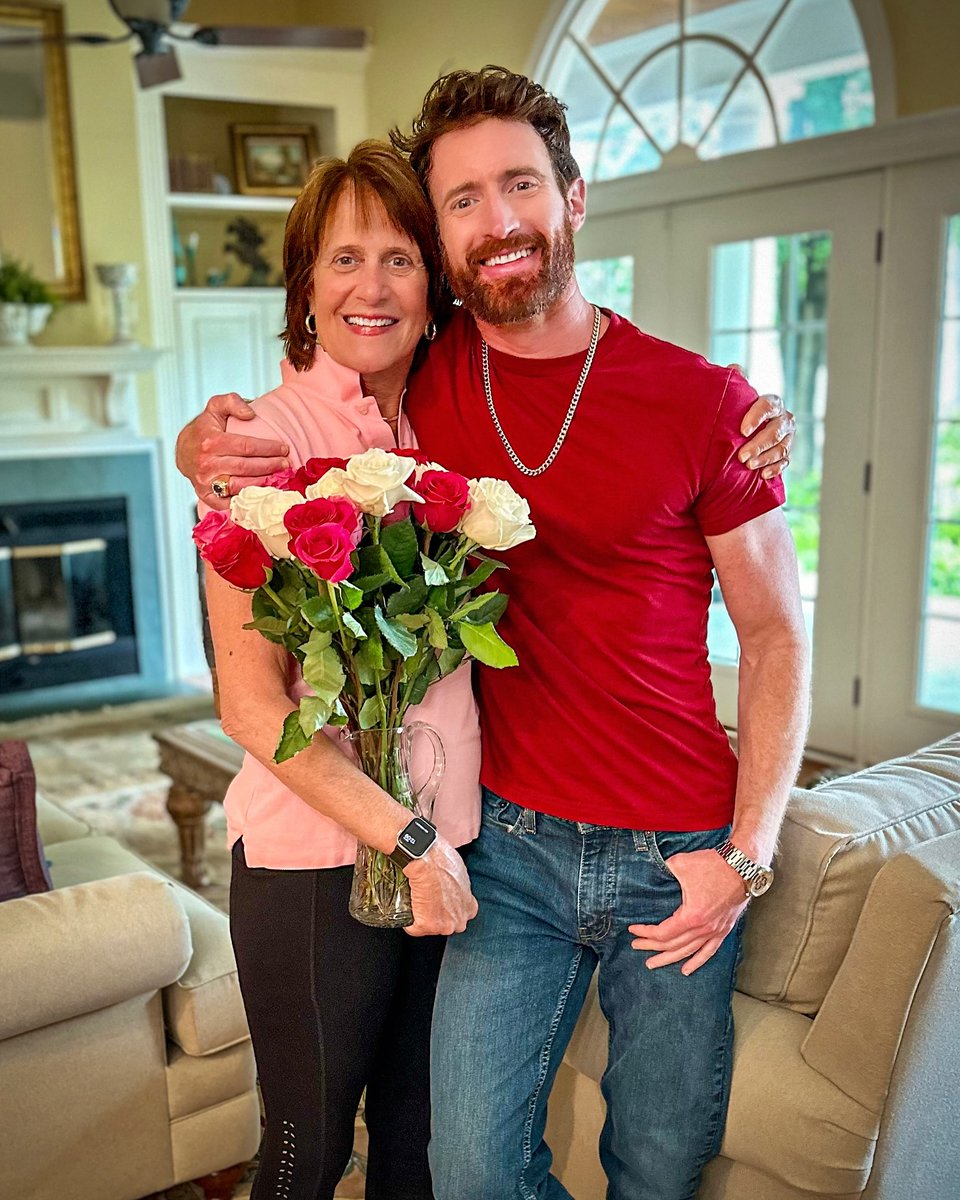 AlexanderK38370's tweet photo. Happy mother's day to my special mom 💯🍾💕💕 https://t.co/TFGLTPCgia