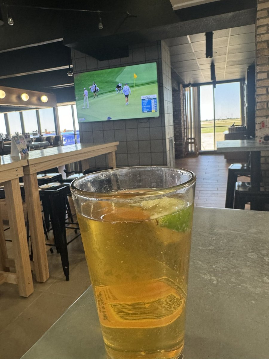 Billbowbagging's tweet image. Man I sure do love getting to the airport 2 hours early to buy overpriced beer #airportbeer