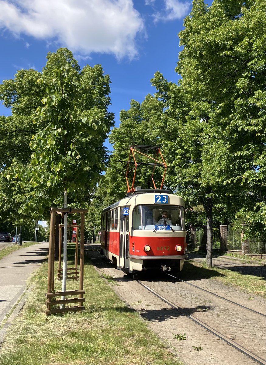 remon_ccc_'s tweet image. チェコ🇨🇿

初夏が近づく今日のプラハは、
美しい快晴でした✨

爽やかな緑に、
赤いトラムが鮮やかに映えます🚃🫶

#チェコへ行こう