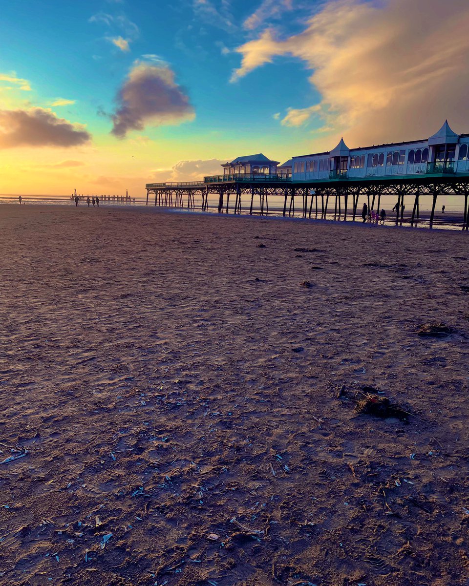 elizabethalker's tweet image. In @BBCRadio3 Unclassified TONIGHT, we look forward to @AnnaHMeredith ‘s live shows, @MayssaJallad takes us to a difficult time in Beirut’s history, Jorge Quintero’s and Davide Luciani capture jagged shores and dry climates, @CerysHafana returns to her first love - the piano, Ako…