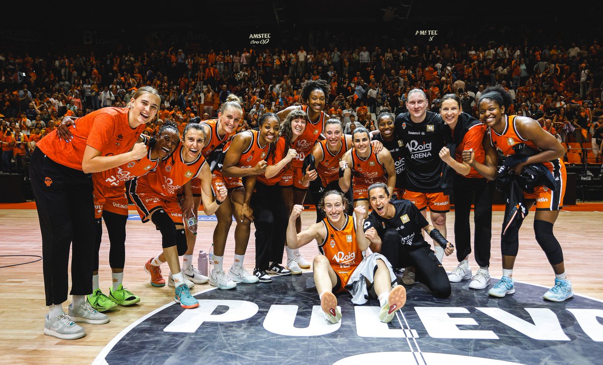 superdeporte_es's tweet photo. 🏆🏀 ¡CAMPEONAAAAAAAAAAS! 🏀🏆 https://t.co/4oarhlAkFu
