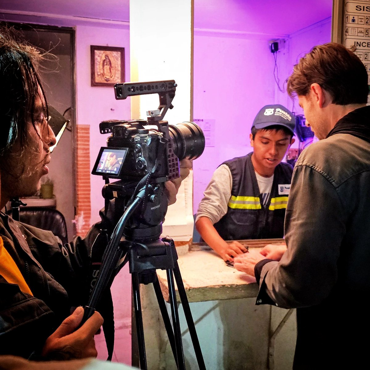 "El director de fotografía debe intervenir cuando los conocimientos técnicos del realizador no son suficientes. Pero, ante todo, no debe olvidar que está allí para ayudar al director." Nestor Almendros

#enotrasnoticias #micineyyo #diasderodaje #comingsoon instagram.com/p/DJhue_hR9CJ/…