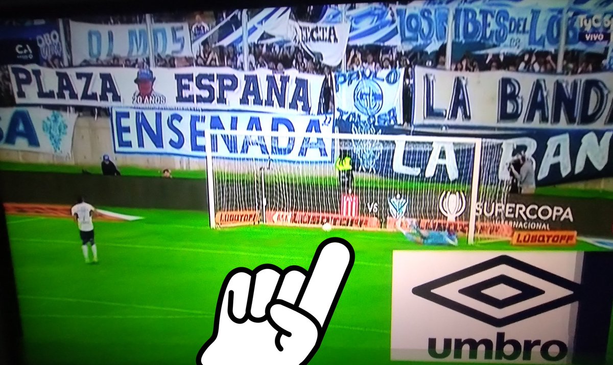 -Va patear PIEDRAhi7a...
Falla
-Aparece atrás del arco EDLP vs VELEZ final de la Supercopa
#CGE #gelp Un chiste vivien7e