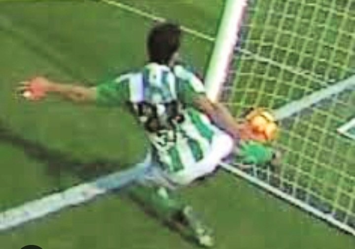 Mis respetos a Hernández Hernández. Jamás pensé que pudiese superar lo del 'gol' no concedido al Barça en el Benito Villamarin, que entró por 57cm. Mea culpa👇👌
