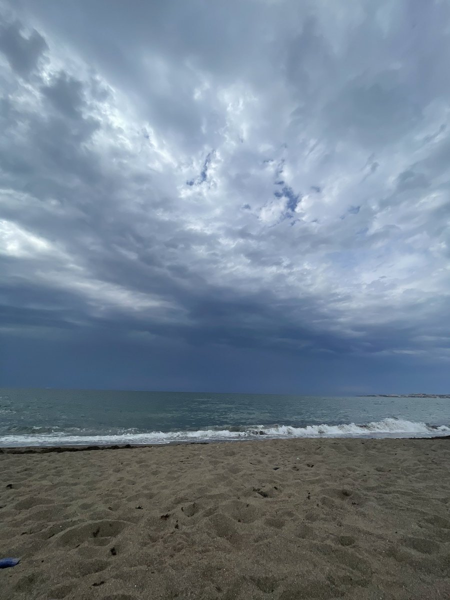 Salsabil_147's tweet photo. I loooooove the beach ! https://t.co/c1aSBftnqY