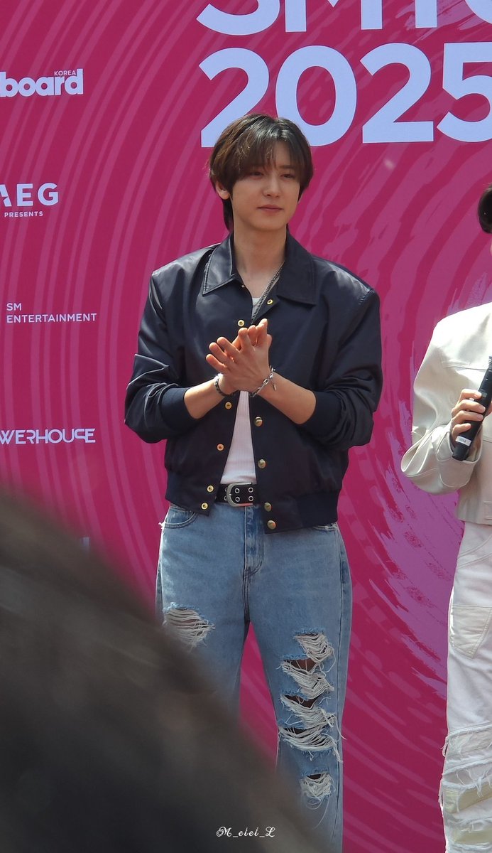 no_loey_no_life's tweet photo. CHANYEOL AT THE SMTOWN LA RED CARPET 🖤🍒 https://t.co/JUypu1hh7A