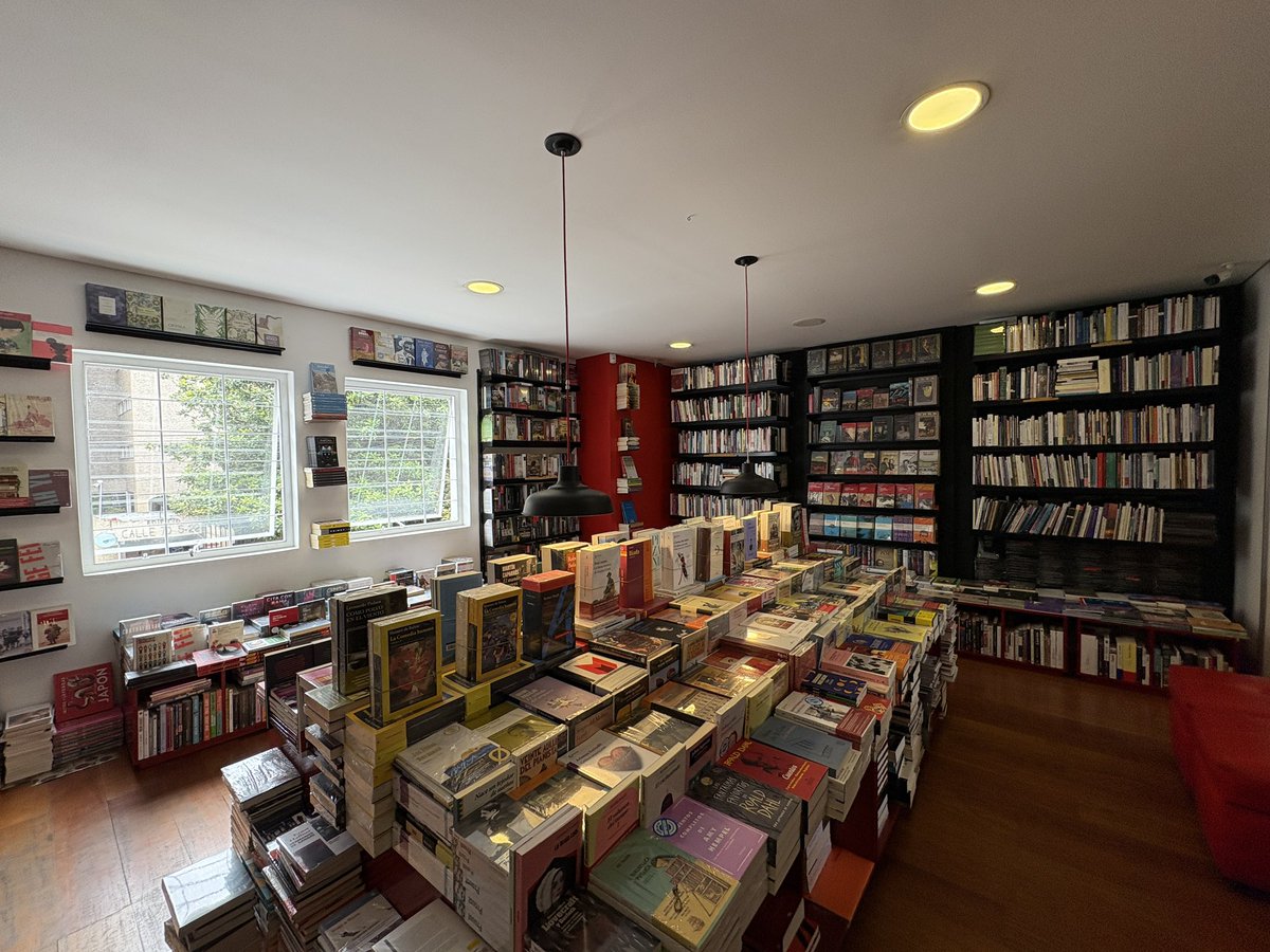 edluisgar's tweet image. Y en mi visita a Bogotá no podía perderme ir a la librería @LaTornamesa. Sueño cumplido.