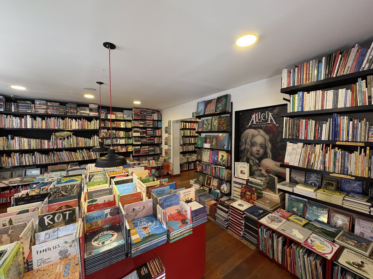 edluisgar's tweet image. Y en mi visita a Bogotá no podía perderme ir a la librería @LaTornamesa. Sueño cumplido.