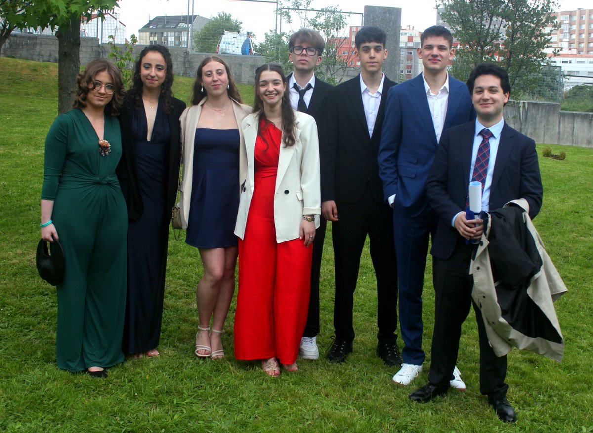 De Karbo a A Sardiñeira, con orgullo

Hoy celebramos vuestra graduación, pero también recordamos el lugar donde todo comenzó: el colegio Karbo.  Karbo fue el primer paso, y A Sardiñeira el siguiente.
Gracias por llevar siempre un pedacito de Karbo en cada logro. ¡Enhorabuena!