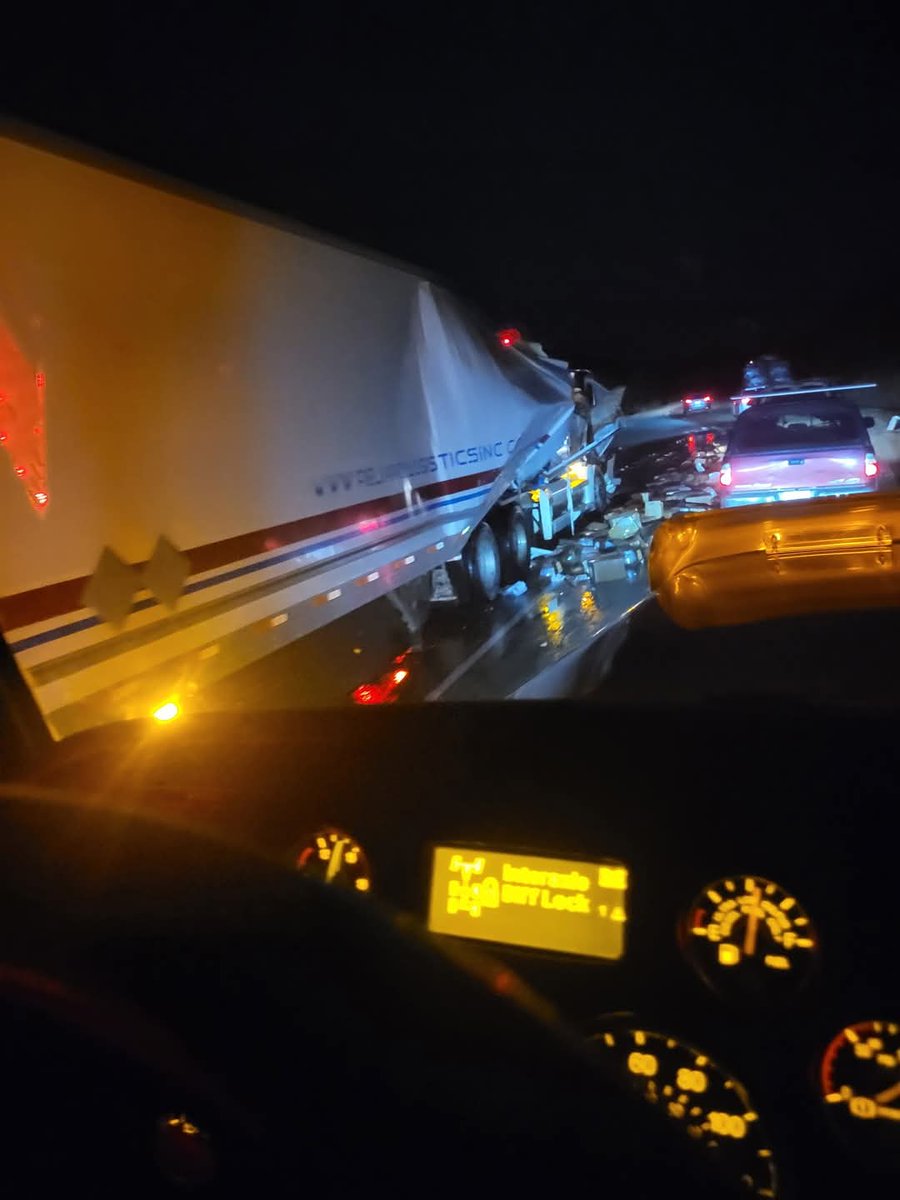 SkilledCanada's tweet photo. (#89/05/2025)
BRITISH COLUMBIA (M)
""Reliance Logistics driver stated he "fell asleep" on the Coquihalla highway in BC""2235 tonight, Mine creek. #Reliance rear-ended #bnsr load of scrap. Bnsr was broke down earlier on Pannask"" https://t.co/H5dtwQfMcm
