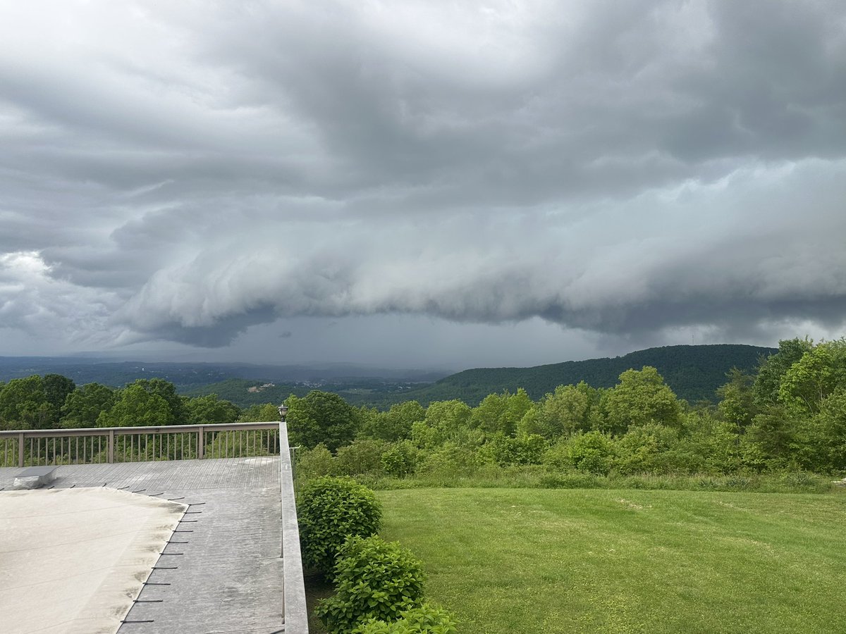 xcckent's tweet photo. Storms rolling through Dayton, TN @ryanhallyall https://t.co/GsC9hn7kCI