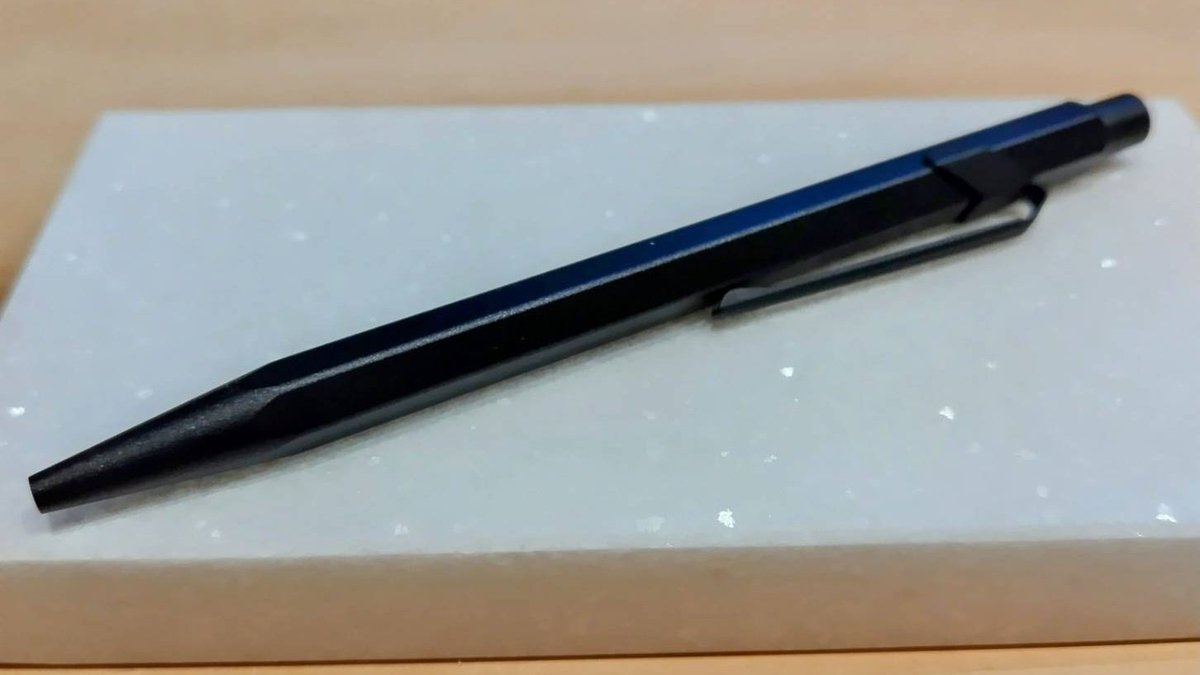 白銀のような表情をした大理石

ボールペンの台座にしてた大理石を換えました

タソスホワイトEXという石
雪面に朝の斜陽が当たって煌めく、そんな感じです

これ以上の組み合わせは考えられないくらい気に入って、無意味にボールペンを手にしてはそっと置く…そんな所作を何度も繰り返しましたw