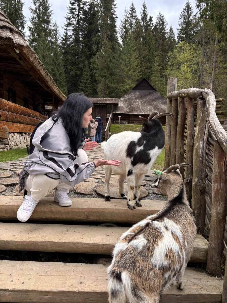 Ось вам пару опіній на ніч ! 

Зовнішність — це ок, але головне — харизма та енергетика.
Для всіх гарною не будеш.
І головне — завжди до себе ніжно. 
Ви — все, що у вас є.

З вас 2 гривні на збір

send.monobank.ua/jar/3tBJU5YxEL
