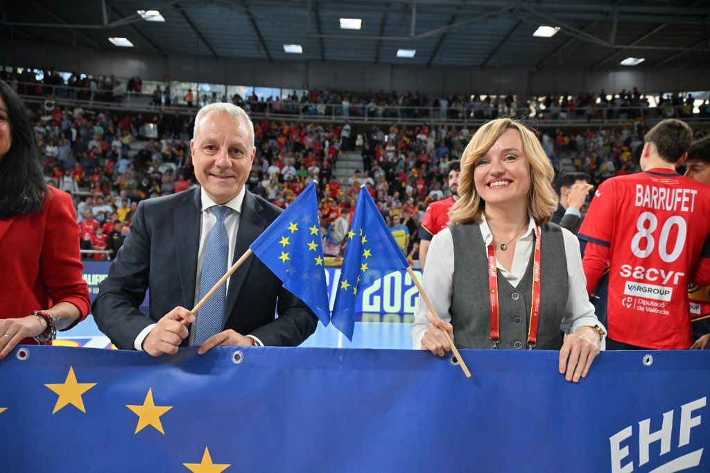 RFEBalonmano (@rfebalonmano) on Twitter photo Los #Hispanos y la selección de Letonia han tributado un homenaje al #DíaDeEuropa, acompañados de <a href="/blazquezbalonma/">Paco Blázquez García</a> <a href="/Pilar_Alegria/">Pilar Alegría</a> <a href="/educaciongob/">Ministerio de Educación, FP y Deportes</a> <a href="/deportegob/">CSD</a> @Lorena_Orduna, <a href="/aytohuesca/">Ayuntamiento de Huesca</a>, <a href="/IsaacClaver/">Isaac Claver</a> <a href="/DPHuesca/">Diputación de Huesca</a> y <a href="/cmsusin/">Carmen Susín</a> <a href="/GobAragon/">Gobierno de Aragón</a> y el resto de autoridades presentes en el Los #Hispanos y la selección de Letonia han tributado un homenaje al #DíaDeEuropa, acompañados de <a href="/blazquezbalonma/">Paco Blázquez García</a> <a href="/Pilar_Alegria/">Pilar Alegría</a> <a href="/educaciongob/">Ministerio de Educación, FP y Deportes</a> <a href="/deportegob/">CSD</a> @Lorena_Orduna, <a href="/aytohuesca/">Ayuntamiento de Huesca</a>, <a href="/IsaacClaver/">Isaac Claver</a> <a href="/DPHuesca/">Diputación de Huesca</a> y <a href="/cmsusin/">Carmen Susín</a> <a href="/GobAragon/">Gobierno de Aragón</a> y el resto de autoridades presentes en el
