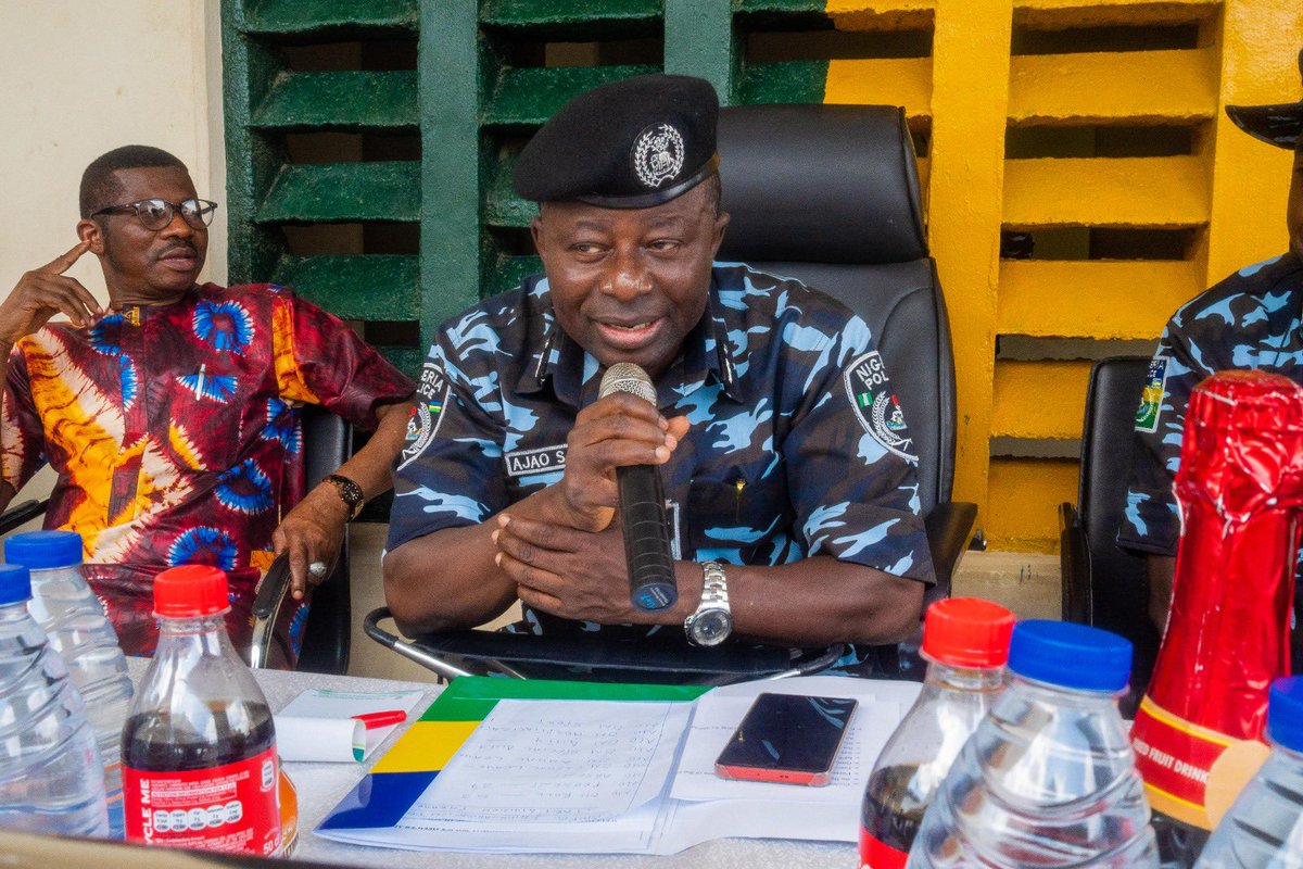 PRESS RELEASE

FCT COMMISSIONER OF POLICE, CP AJAO S. ADEWALE, psc, mnips, TOURS DIVISIONS, LECTURES PERSONNEL ON PROFESSIONALISM AND ETHICAL POLICING. 

…Urges Officers to Uphold Ethical Standards.

As part of efforts to enhance operational efficiency and community engagement,
