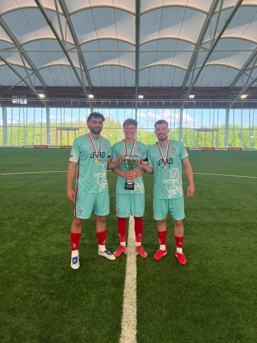 Was busy this weekend, on international duty with <a href="/EngUniSport/">English Universities Sport</a> winning trophies now I’m on the m1 and <a href="/matas_skarna05/">Matas</a> <a href="/Darren_Foxley/">Foxley</a> are in my ear telling me how much they love the team 😂😂