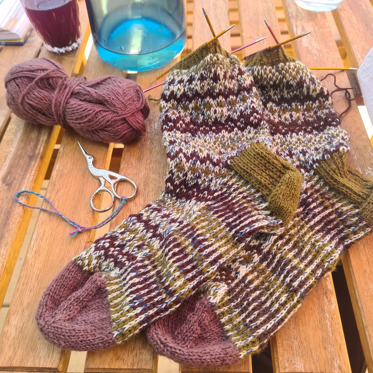 For next winter 🎶 真夏のような日(20度以下だけど)に、真冬用の靴下を編む。余り糸で編んだのでところどころちぐはぐだけど、自分用だし良しとします。これはあったかいぞー。#編み物  #靴下編み #手編み #アイルランド