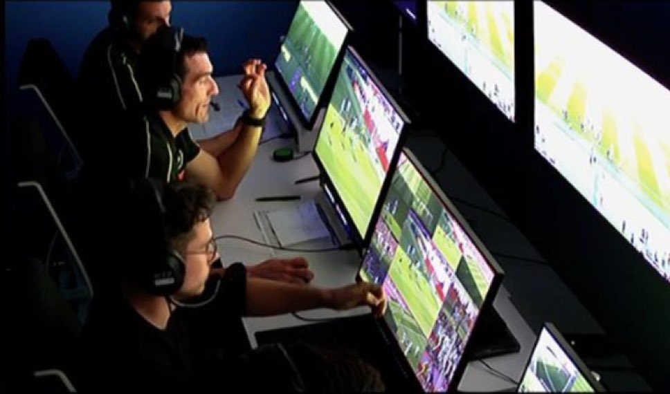 "𝗗𝗶𝗲𝘂 𝗠𝗲𝗿𝗰𝗶" entend-on dans le camion VAR quand la main de Fermin Lopez 🇪🇸 est perçue sur le but du 5-3 avec le FC Barcelone face au Real Madrid 😳

🗞️ <a href="/tjuanmarti/">Toni Juanmartí</a>