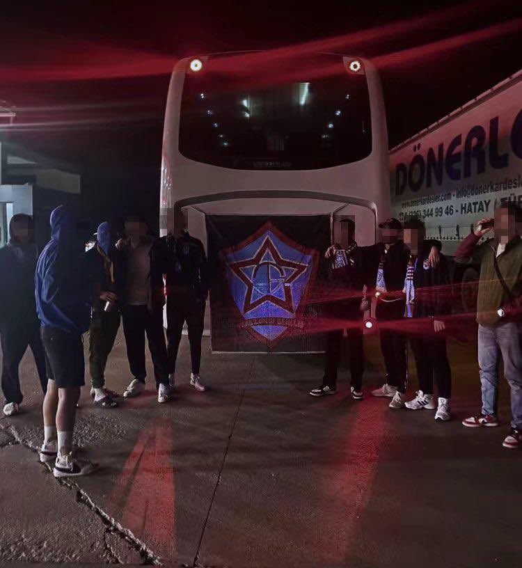 her yağmurda ıslandık her darbede dimdik kaldık ne parayla ne şanla işimiz oldu bu tribün 20 yılda binlerce sesi tek yürek yaptı kimseye eyvallahımız yok kimseye boyun eğmedik eğmeyiz
gelen bilir giden anlar
nice 20 yıllara omuz omuza son nefese kadar.
#TrabzonluGençler20Yaşında