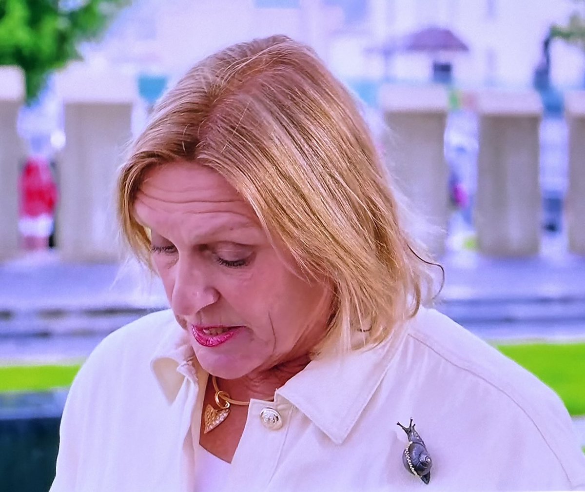 Lovely to see ⁦<a href="/BBC_ARoadshow/">Antiques Roadshow</a>⁩ ⁦<a href="/joannahardyltd/">Joanna Hardy</a>⁩ wearing her snail broach tonight …@/“