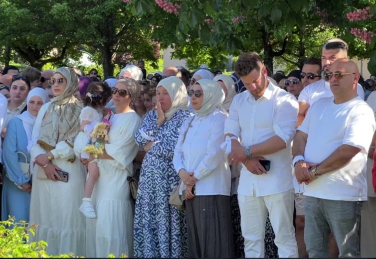 26 Nisan’da Strasbourg-Brumath’da yanan evde hayatını kaybeden Ecrin Sena, Hatice ve Melek Zümra için Brumath Belediyesince düzenlenen sessiz yürüyüş ve sonrasında  yapılan anma törenine Belediye Başkanı Etienne Wolf ile birlikte TC Strazburg  Başkonsolos Yardımcısı Fatma