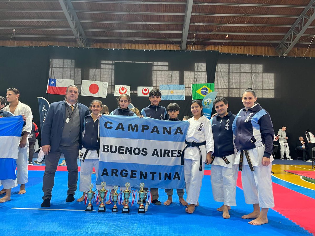 dojokane's tweet photo. Karate Dojo campana
Atletas Campanenses obtuvieron 22 títulos Sudamericanos en Chile
El 3 y 4 de Mayo se llevó a cabo en la ciudad de Vilcun, republica de Chile, el Campeonato Sudamericano de Karate Okinawense. https://t.co/NMKRIBp2Ko