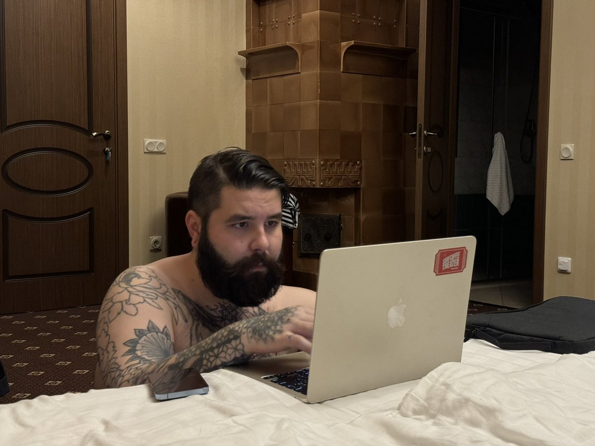 Все побежали и я побежала: 

✨Мой красивый муж ✨