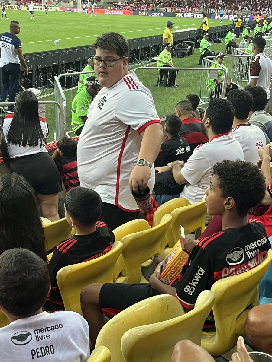 oficiaph's tweet photo. To achando que o Cazé pulou o muro 👀
#Brasileirão2025 #Flamengo #FLAxBAH https://t.co/HrYA23ym0A