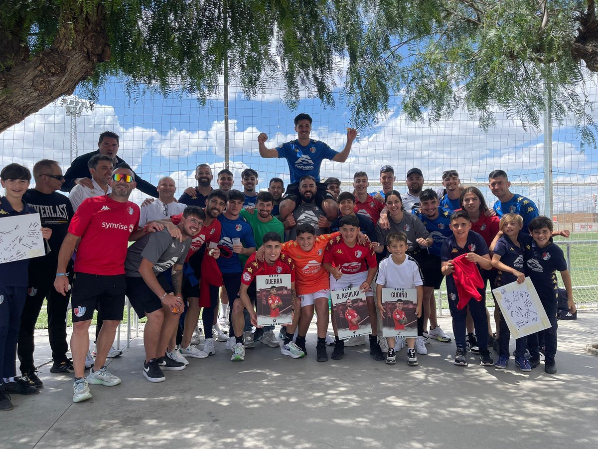 ¡ LO CONSEGUIMOS !

No fue un camino fácil pero lo logramos. Nuestro equipo consigue la permanencia en 3ª RFEF un año más.