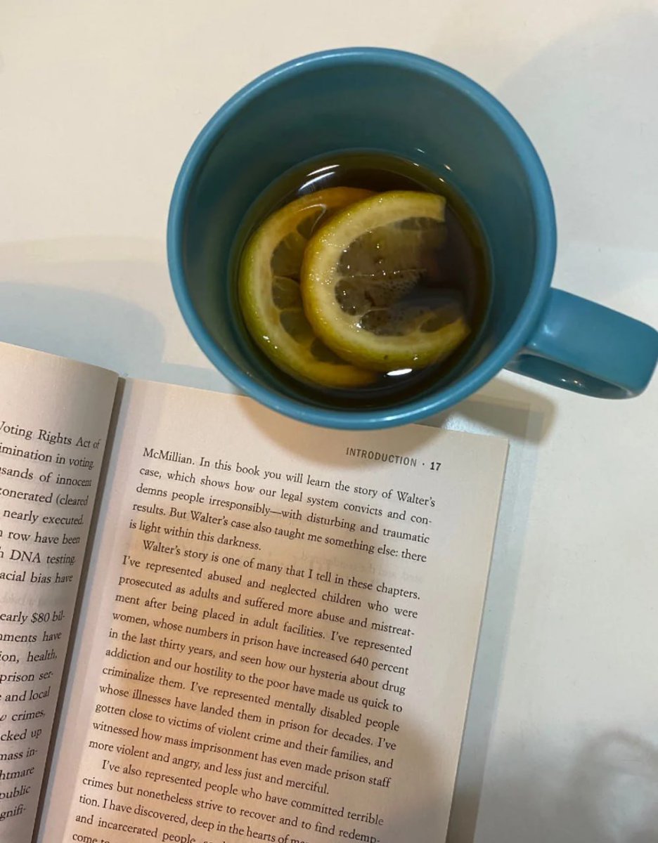 📖🍋 柠檬ティーと素敵な本で柔らかい時間が始まります。文字の間に隠されたストーリーを探しながら、ティーの香りで心の安らぎを感じてください。自分だけの静かなひとときを楽しんでみませんか～💛