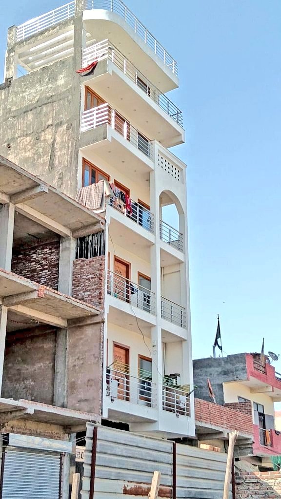 forpolicereform's tweet photo. नोएडा मीडिया क्लब का इतिहास व आंकड़े बताते हैं कि स्थानीय निवासियों/किसानों का अहित कर किसानों की जमीनों पर प्राधिकरण के बुलडोजर चलवाने वाले नोएडा मीडिया क्लब से जुड़े बेगैरत जो पत्रकार तो हो ही नहीं सकते, ये क्लब तो अपने-अपने अखबारों और चैनलों को चलाने तथा लग्जरी लाइफ स्टाइल के लिए लाखों-करोड़ो लूटने के लिए चलाया जाता है। जो जन सरोकार की सच्चाई पर पर्दा डालकर सरकारी झूठ के पुलिंदे को प्रचारित करने वालों का गिरोह मात्र है - संजय भाटी 

✍️हाल ही में नोएडा में पत्रकारिता और पत्रकारों के नाम पर चले आ रहे सरकारी मशीनरी और सत्तारुढ़ दल से कंधे से कंधा मिलाकर जन हितों को कुचलने वाले संगठन नोएडा मीडिया क्लब की कार्यकारिणी का गठन हुआ है।

✍️गौतमबुद्धनगर में पत्रकारिता के नाम पर खड़ी की गई इस संस्था का आज तक का रिकॉर्ड रहा है कि यह कभी भी जिले के स्थानीय निवासियों और किसानों के हितों के लिए पत्रकारिता करते नहीं देखा गया।

✍️ये बात अलग है कि नोएडा मीडिया क्लब जैसी संस्थाओं को खड़ा करने में कुछ स्थानीय जयचंदों की अहम भूमिका होती है। जो निजी लाभ के लिए सम्पूर्ण समाज को बेंच देते हैं।

✍️आपको बता दें कि नोएडा मीडिया क्लब में शामिल पत्रकारों ने गौतमबुद्धनगर जिले के किसानों की जमीन और मुआवजे के पैसे को प्राधिकरण और पुलिस-प्रशासन के साथ मिलकर लूट ने के उद्देश्य से पत्रकारिता के नाम पर पूरा संगठन खड़ा किया। नोएडा प्रेस क्लब से जुड़े पत्रकारों द्वारा हमेशा किसानों की जमीनों पर प्राधिकरण के अधिकारियों के साथ मिलकर बुलडोजर चलवाने के लिए खबरों के पूरे - पूरे अभियान चलायें जाते रहे हैं। यह बात किसी से छिपी हुई नहीं है। 

✍️नोएडा मीडिया क्लब में शामिल पत्रकारों,उनके अखबारों व टीवी चैनलों के उच्च अधिकारियों,मालिकों की गिद्ध दृष्टि हमेशा किसानों की जमीनों और मुआवजे के पैसे पर बनी रहती है। 

✍️आपको बता दें कि कुछ छपास रोगी छद्म और छुट भैया किसान नेता भी अपनी दुकान चलाने के लिए नोएडा मीडिया क्लब से जुड़े दिखाई देते हैं। जो कभी भी किसानों और यहां के स्थानीय निवासियों का हित नहीं करते। 

✍️आप देखेंगे कि कुछ छपास रोगी स्थानीय नेता और छद्म किसान नेता भी आपको नोएडा मीडिया क्लब के पदाधिकारियों और सदस्यों से गलबहियां करते नजर आएंगे। 

✍️हम इस विषय पर विस्तार से चर्चा करते हुए जल्द ही आपको जानकारी देंगे।  फिलहाल सिर्फ इतना समझ लिजिए कि गौतमबुद्धनगर जिले की राजनीति में यहां के स्थानीय निवासियों की दुर्दशा का कारण भी नोएडा मीडिया क्लब के अलावा दूसरा कोई नहीं है। 

✍️गौतमबुद्धनगर के स्थानीय निवासी और किसान यदि समय रहते नहीं सम्भलें तो एक दिन कटोरा हाथ में लेने के अलावा दूसरा कोई रास्ता नहीं बचेगा। 

✍️निष्पक्षता और नियमों के नाम पर पहले खबरें प्रकाशित कर आपके मकानों, दुकानों आदि को गलत साबित करने के लिए आपको भू-माफिया बता कर गलत साबित किया जाएगा। फिर आपसे लाखों, करोड़ों रुपए या आपकी खाली पड़ी जमीनों,मकानों,दुकानों और निर्मित भवनों में से हिस्सा मांगा जायेगा। नहीं देने पर कानून और नियमों के नाम पर प्राधिकरणों के बुलडोजर चलवा दिये जायेंगे। 

✍️आपको सुना तक नहीं जायेगा। बल्कि आप जेलों में ठूंस दिये जाओगे। अपने पक्ष में कुछ भी कहने तक का कोई मौका आपको नहीं मिलेगा। माहौल ऐसा कि आप अपने कानूनी अधिकारों तक को नहीं समझ पाओगे।

✍️नोएडा मीडिया क्लब के लम्पट आपको कानून की लम्बाई-चौड़ी महाभारत सुनते हुए अपने चैनलों के न्यूज रूम में हाईकोर्ट और सुप्रीम कोर्ट खोले दिखाई देंगे।

✍️जागो स्थानीय निवासियों, जागो किसानों, जागो मजदूरों। अब नहीं जागोगे तो देर हो जायेगी। फिर मौका ही नहीं होगा।

✍️नव निर्वाचित कार्यकारिणी की दी गई पहली तस्वीर में सबसे आगे खड़े चेहरे को देख लें, दूसरी तस्वीर में आखिर में देखें। ये तस्वीरें खुद आने वाले दिनों की कहानी बता रहीं हैं अब वाले पहले से भी ज्यादा बेगैरत और वसूली बाज हैं। बाकी इनके भी इतिहास देख लीजिए और पहले वालों का इतिहास देख लीजिए। नोएडा मीडिया क्लब के नाम पर आगे भी वही होगा जो पूर्व में होता रहा है लिखकर रख लीजिएगा। 

✍️जिले में किसका मकान अवैध है? ये बताने का काम वे लोग कर रहे हैं। जो खुद अवैध निर्माण करके हरनंदी नदी के डूब क्षेत्र में रहते हैं। 

✍️आखिर में एक सवाल नोएडा मीडिया क्लब की नव निर्वाचित कार्यकारिणी और सभी सदस्य अपनी आय और सम्पत्ति का विवरण देश की जनता जनार्दन के सामने सार्वजनिक कर दें। तो पारदर्शिता के इस कदम के आधार पर एक बार सोचा जा सकता है कि जो नोएडा मीडिया क्लब के इतिहास में जो लूट और वसूली पहले हुई है वो आगे दुबारा नहीं होगी। 

✍️फिलहाल के लिए इतने को समझिये, आगे फिर कभी ......
 @Uppolice @dgpup @CP_Noida @noidapolice