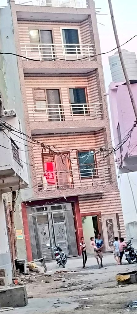 नोएडा मीडिया क्लब का इतिहास व आंकड़े बताते हैं कि स्थानीय निवासियों/किसानों का अहित कर किसानों की जमीनों पर प्राधिकरण के बुलडोजर चलवाने वाले नोएडा मीडिया क्लब से जुड़े बेगैरत जो पत्रकार तो हो ही नहीं सकते, ये क्लब तो अपने-अपने अखबारों और चैनलों को चलाने तथा लग्जरी लाइफ स्टाइल के