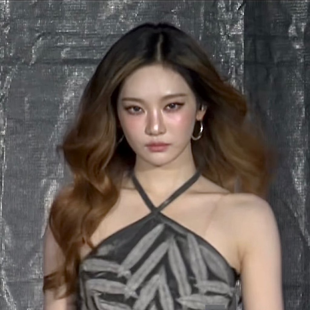 yizhuo1st's tweet image. this is such an insane face card