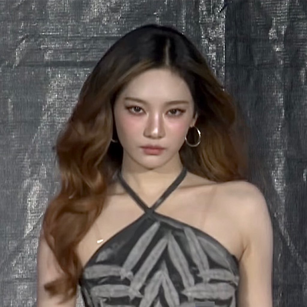 yizhuo1st's tweet image. this is such an insane face card