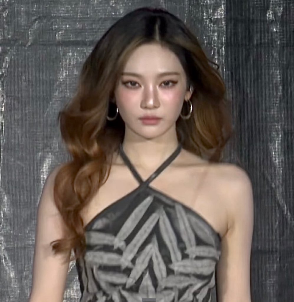 yizhuo1st's tweet image. this is such an insane face card