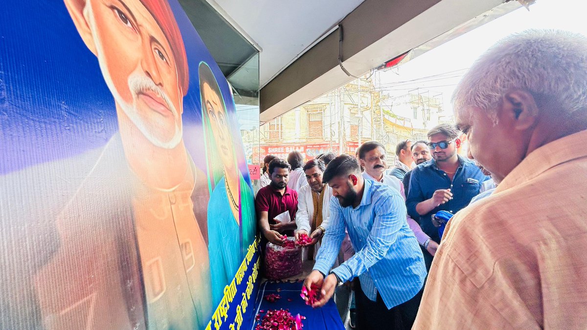 Aazad Aniket Dhanuk (@aniketdhanuk_) on Twitter photo 1.जो कौम अपना इतिहास व अपने पुरखों का बलिदान भूल जाती है वह कौम कभी तरक्की व उन्नति नहीं कर सकती, इसलिए बहुजन समाज को महात्मा ज्योतिबा फूले पर निर्मित फूले फिल्म दिखाने के लिया लखनऊ में Novelty Cinema Hall के दो 2 शो बुक किया है 1/2 <a href="/pratikg80/">Pratik Gandhi</a> 1.जो कौम अपना इतिहास व अपने पुरखों का बलिदान भूल जाती है वह कौम कभी तरक्की व उन्नति नहीं कर सकती, इसलिए बहुजन समाज को महात्मा ज्योतिबा फूले पर निर्मित फूले फिल्म दिखाने के लिया लखनऊ में Novelty Cinema Hall के दो 2 शो बुक किया है 1/2 <a href="/pratikg80/">Pratik Gandhi</a>