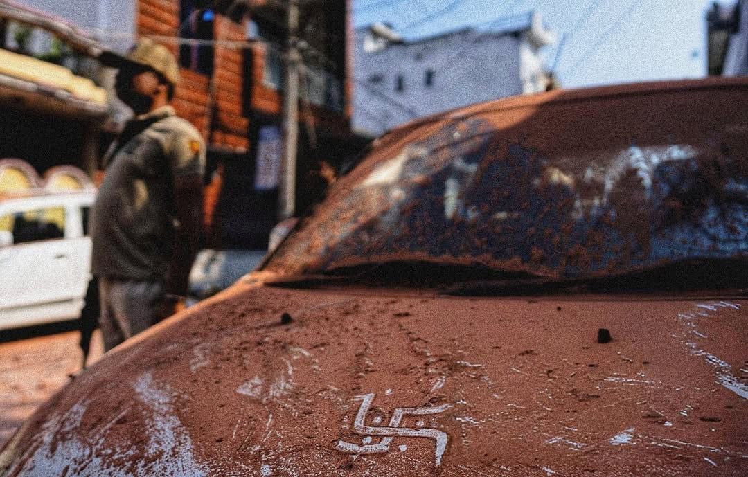 स्वास्तिक न केवल शांति के प्रतीक के रूप में बनता है, बल्कि युद्ध के समय धर्म की ढाल के रूप में भी बनता है।
