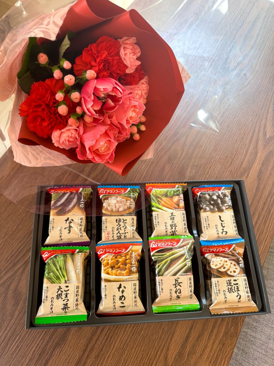 なんと、夫より「アマノフーズ おみそ汁ギフト」と花束をもらいました！😊💐

アマノフーズ公式オンラインショップで購入できます✨[妻]
amanofd.jp