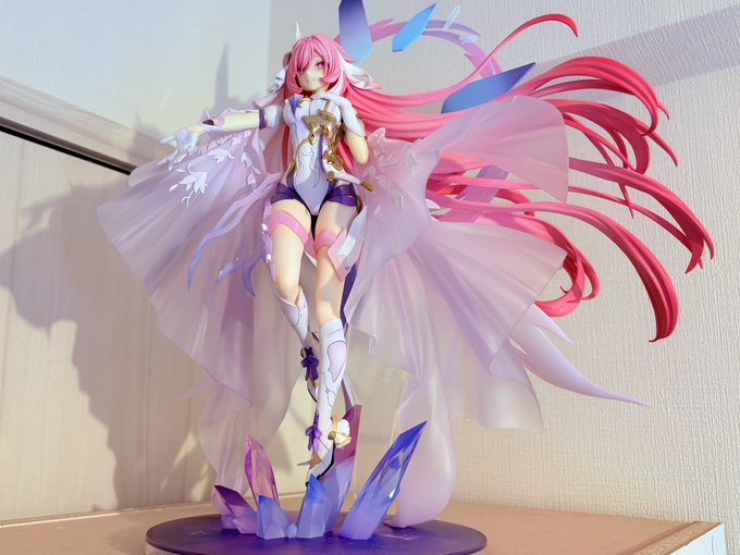 置くとこないのでとりあえず高いところに登ってもらった 棚の天井板むき出しでいやだな……うわ〜〜〜かっこいい〜〜〜ピンでつけれるデカい棚板とかないかな…… 