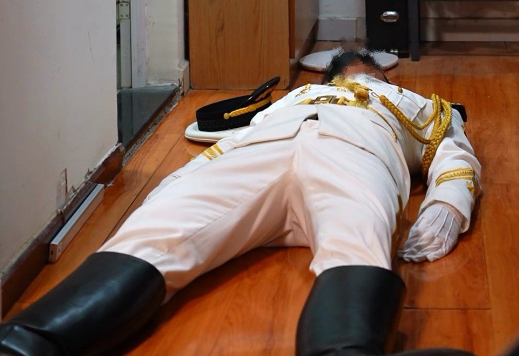 门内-4【终章】
沉沉倒下。
杀手摆正士兵因挣扎而歪斜的帽子，一把将士兵拢入怀中，满意地欣赏着这副年轻的躯体，从上到下，一点点抚过士兵俊朗的脸、修长的手、壮实的胸部、锃亮的马靴，还有在挣扎中.....隆起的下体。
“欢迎来到门内。”杀手起身，拽起士兵穿着马靴的腿，慢慢将其拖入更深的黑暗里。