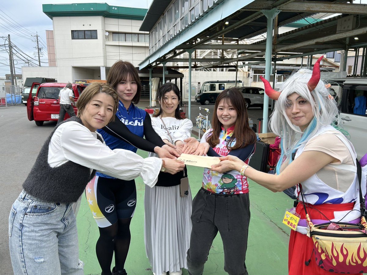 xxchiichaaan's tweet photo. ボート🚤と競輪🚴‍♀️🚴のチャリティーオークションもファンの方のご支援のおかげで
総売り上げ331,000円！
グッズ提供いただいたファンの皆様♡も含めてご協力頂きありがとうございました✨
売上金はしっかりと主催者の団体様に寄付されました‼️
今後の活動のさらなる広がりへ🌈✨ https://t.co/LePEdZAWjk