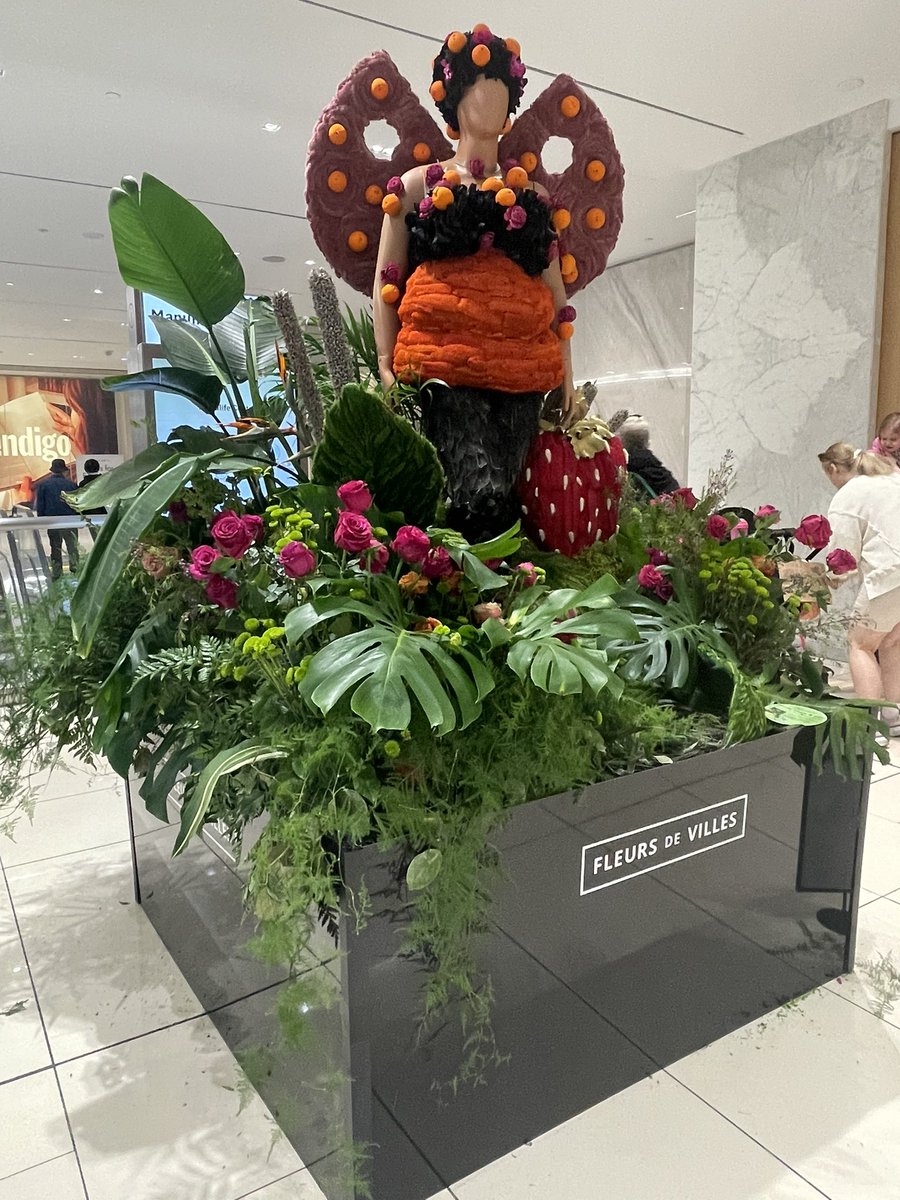 Spring is in the air in downtown Toronto, ON 🇨🇦.  Fleurs de Villes springtime flower display is blooming in the Manulife Centre (Yorkville) 🌸🌼🌷🪻🌹🌺 #fleursdevilles #flowers #manulife #Toronto #yorkville