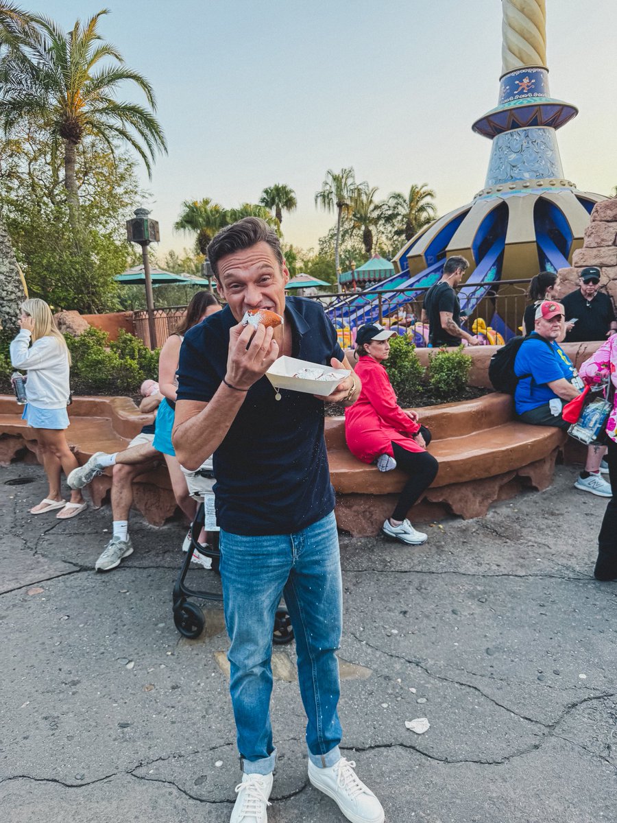 RyanSeacrest's tweet image. There are the people that come to @DisneyParks for the rides, and then there are the people that come for the food… Luckily, tonight’s #AmericanIdol has both thrills and treats. We’re live in 1 hour!