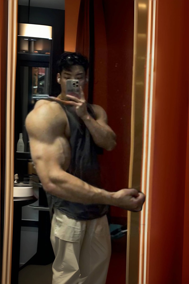 没爱做只能打飞机，胳膊日渐粗壮。
#麒麟臂 #男菩萨 #肌肉男