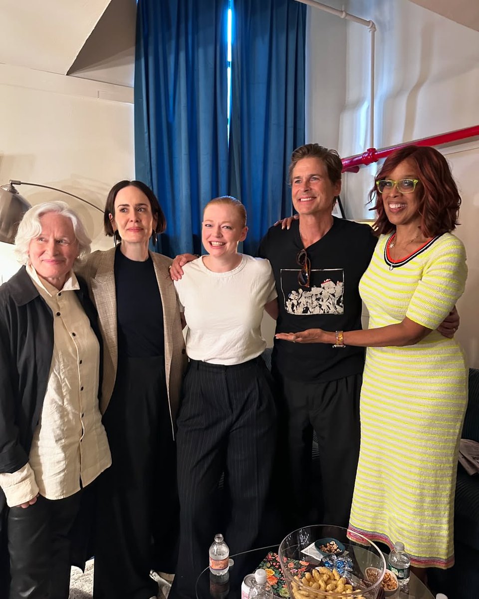 bestofsnook's tweet photo. 📸 | Sarah Snook with Glenn Close, Sarah Paulson, Rob Lowe, and Gayle King https://t.co/qAmRdFlOLw