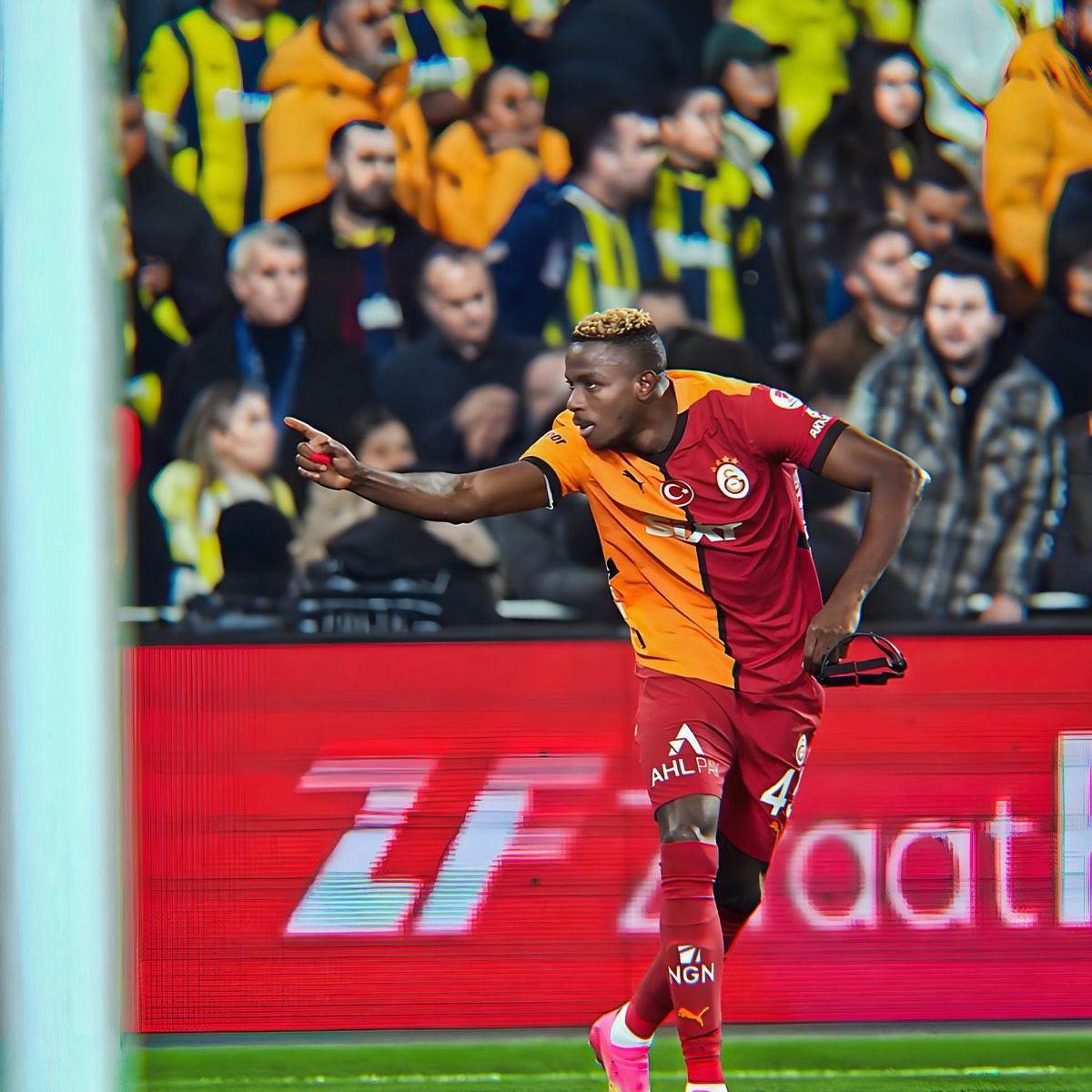 410K tweet atılmış. Durmak yok, hedef 1 milyon tweet. Paylaş, paylaştır.

 #StayWithUsOsimhen