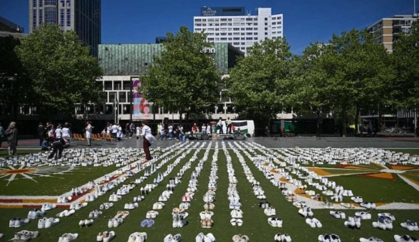 anubi77787292's tweet photo. I medici #olandesi hanno onorato i loro colleghi uccisi nella Striscia di #Gaza ponendo 1.400 scarpe bianche in una piazza della città di #Rotterdam, in un atto simbolico di condanna dei crimini di guerra israeliani. https://t.co/XpQp6TJt5d