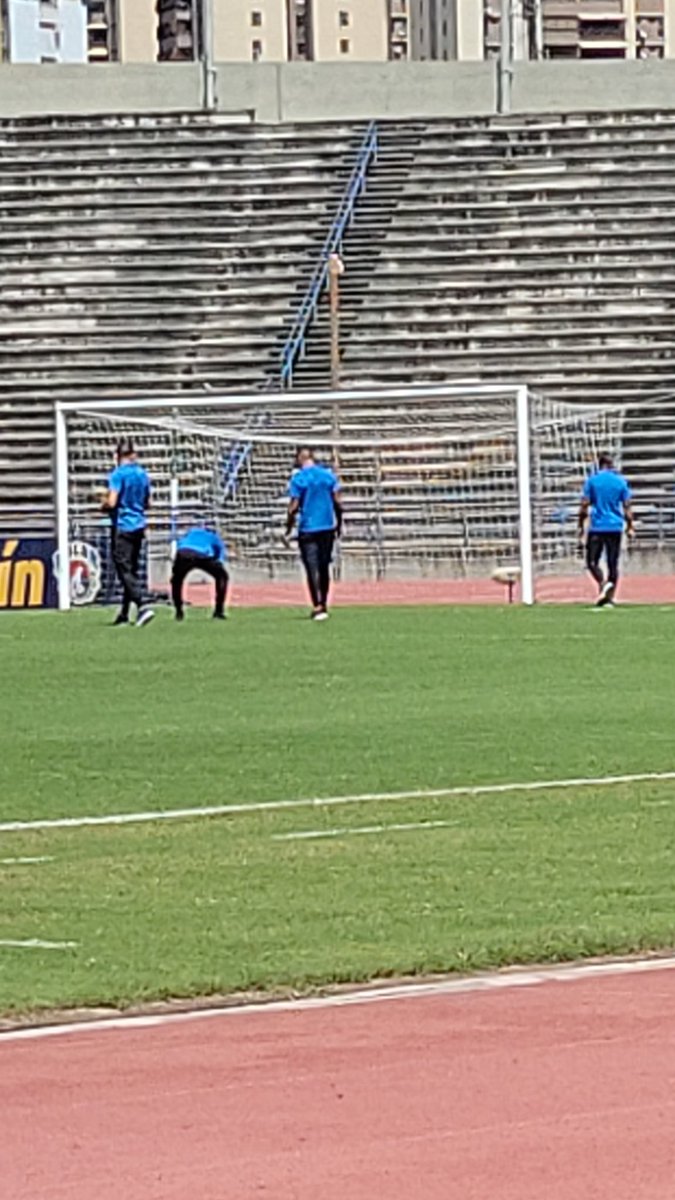 Llegaron los árbitros al Olímpico. En un rato <a href="/UCVFCOFICIAL/">UCV Fútbol Club</a> recibe al Penta