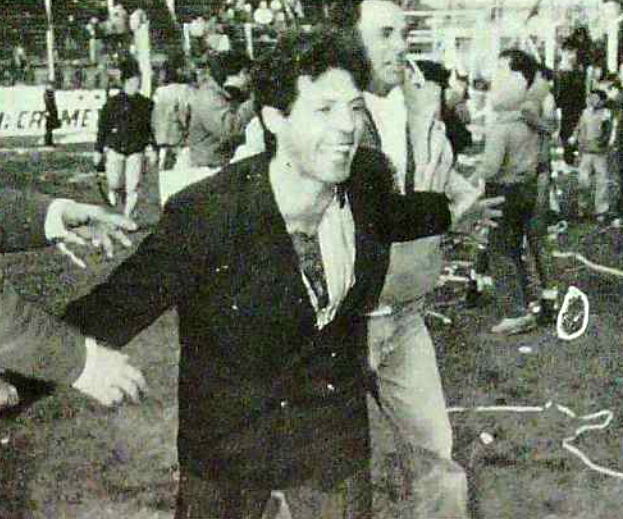 datazopincha's tweet image. Hace 35 años, Miguel Angel Russo lograba su primer título como entrenador. Fue en cancha de Quilmes, cuando obtuvo el ascenso de Lanús a 1º División. Tenía 34 años