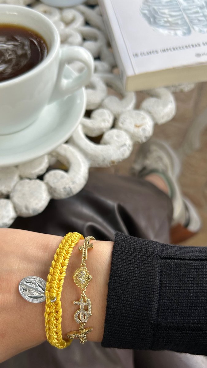 ana_navasm's tweet photo. Las Hermanitas de la Caridad me regalaron una pulsera de la medalla milagrosa 🤍 https://t.co/ezFC4DWiZC